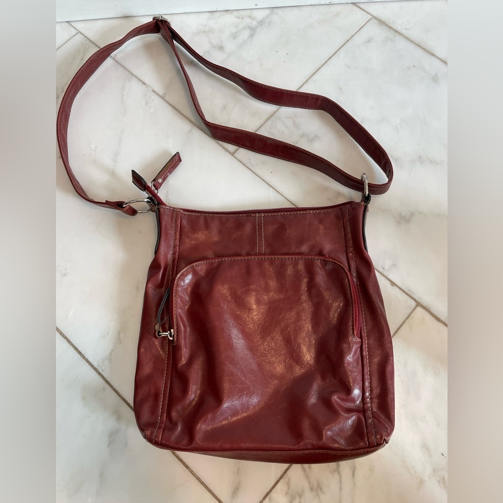 Relic, women’s red brown leather shoulder bag purse with logo & adjustable strap - Picture 2 of 6